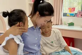 成绩不是衡量孩子的唯一标准，学习固然重要，但是三观跟人品更重要！作为父母我们也很普通，更没有理由要求她们优秀，最大的心愿就是孩子健康平安，善良正直！你若出类拔萃，那就展翅高飞，你若平凡之辈，那就承欢膝下！#孩子教育 #爱与责任