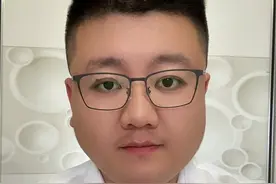 被人打了一拳，可以索赔多少钱？ 故意伤害案件中，索赔金额多少受受害人伤情以及双方客观条件等多方面影响。#打架 #故意伤害 #打架赔偿