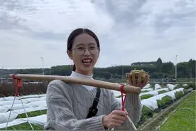 挑着豌豆去赶集，熙熙攘攘贩卖人间烟火 今天用350块拿了50斤豌豆去摆摊，用等待的时间将豌豆剥开提升了价值#我的乡村生活 #新农人计划2024视频封面