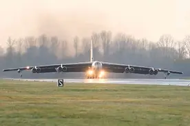 一架b52轰炸机在英国皇家空军机场起飞，该轰炸机翼展大约56米，长度48米左右，最大速度约1000公里／小时，航程超过14000公里不带加油，载弹量大约30吨。不愧是同温层堡垒！#b52 #b52轰炸机 #同温层堡垒视频封面