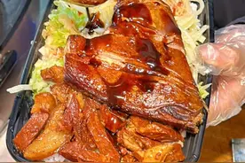 台湾卤肉饭搭配广式鸭腿 小姐姐不光手艺好人也特有趣～9元一份紫米饭包真是不得不爱 料多到溢出来～ #人间烟火 #路边摊美味 #街头美食 #打卡街边美食 #这一口为国庆假期画上句号视频封面