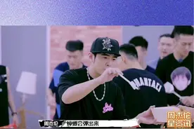 #周杰伦 #华流才是顶流 #周杰伦的助理大妮小姐 #大妮 #周杰伦视频 那些年我们一起看过的周杰伦身边的趣事：杰伦用小魔术调侃大妮，豪无防备的情况下大妮被彻彻底底惊吓到，全场嗨了～视频封面