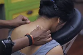 解压日常:《睡前小视频》放松印度式背部按摩|ASMR放松视频封面