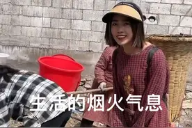 生在农村的我，不浓妆艳抹，不喝酒不去酒吧，但我会喂猪会做饭，还会干农活，虽然丑是丑点，但是我不怕苦不怕累😂#大山里生活#农村姑娘#求热门#感谢官方#人间烟火视频封面