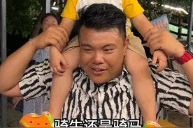 曾经的自己也是在爸爸肩上骑马马，如今已成为儿子骑在肩上的爸爸 #亲子时光 #陪你疯陪你闹陪你长大 #好有爱的画面 #举高高的宝宝视频封面