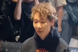 王曼昱参加巴黎世家活动，造型太酷帅了，这种场合显得很拘谨，但气质完全不输女明星！