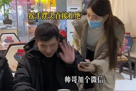 异地女友悄悄来给男友过生日，假装陌生人向异地男友要联系方式，男生直接摇头摆手拒绝，他甚至看都没有看女生一眼[破涕为笑]认出女友的那一刻，仿佛我又相信爱情了！#情感#异地恋#惊喜视频封面