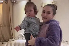 当妈妈爸爸装晕倒后，杜爱丽娜的反应尽然这么不同 #混血宝宝#萌娃#人类幼崽的治愈系笑容视频封面