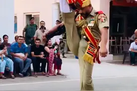 印度降旗仪式，三哥这腿踢的怎么样？打几分？ #印度降旗仪式 #分享异国风情  #观世界视频封面