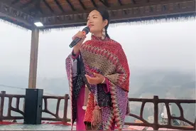 月亮升起来了，山寨静悄悄，让我们相聚在一起，诉说心里的悄悄话……#我为家乡代言 #演出现场视频 #农村大舞台视频封面