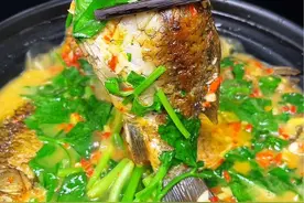 鲫鱼这样做鲜甜入味，一点都不腥，特别的好吃#做菜我是认真的努力做好每一道菜 #鲫鱼 #妈呀太香了