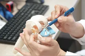 门诊故事（41）：羽毛球爱好者注意，这种扭伤别硬扛！ 羽毛球场上急停转向多，膝盖容易扭伤。如果伤后内侧膝盖后侧持续疼痛、肿胀、卡顿，警惕内侧半月板后根部撕裂！ 这个位置像半月板的“锚点”，撕裂后“门挡”失效。如不及时处理，会导致半月板向外凸出（外凸）！这不仅加重疼痛，更会加速关节软骨磨损，大大增加未来骨关节炎风险！ 🛑 医生建议：高度怀疑此类损伤，务必尽早就诊评估！早期修复手术是防止外凸、保护关节功能的关键！别让一次扭伤变成关节的“定时炸弹”。 保护膝盖，及时就医！🏸🦵 #半月板#湖北省运动医学中心 #膝关节#半月板根部撕裂 #半月板撕裂
