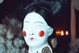 大白天活见鬼 老头祭拜死者时纸人居然动手杀人视频封面
