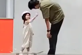 第二次滑板了，又劈了个叉 #人类幼崽 #亲子 #舞蹈 #滑板 #劈叉视频封面