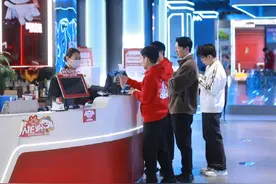 最近，#湖南国补上线京东 掀起了一阵消费热潮。首批下单的消费者视频封面