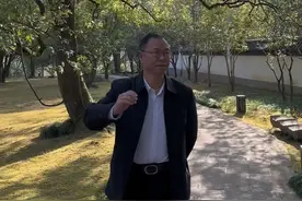 1.学会跟领导打交道 得提前准备好，把预案弄好弄全。说话别啰嗦，简单点，有重点有顺序。最好几句话就能把事说清楚。 大事小事都主动跟领导说，碰到问题的时候，带上两三个解决办法，让领导选，别让领导回答问题。汇报工作就说结果，告诉领导干到哪了，都干啥了。有问题就跟领导要支持，说说你需要啥。  2.养成高效工作的好习惯 桌面得干净整齐，文件得管得清清楚楚，电子文档也得分好类，备注写明白点。 需要领导重点看或者签字的地方，用便利贴标出来，让领导一下就能看懂，这样干活有效率，领导也明白。 得有清楚的工作计划和复盘，列个工作单子，这样早上一来就能干活，重要的事也不会忘。别忘了复盘，看看啥干得好，啥干得不好，得总结总结。  3.工作细节别太较真 领导给的任务，别瞎干。过程中好好分析分析数据，总结总结。看看啥逻辑对，啥不正常。带着自己想的和结果跟领导汇报。 别在调字体、弄好看表格这些不重要的事上浪费时间，别忘了工作到底是为了啥。  4.辛苦不一定能解决事 工作不是非得累个半死。接到任务先搭个架子，然后按步骤或者分块干。哪些自己干，哪些让别人干，哪些不用干，都得弄清楚，说清楚！特别是自己权力不够的，让领导帮忙协调。过程中得创新得总结！把这些都想好了，你就能干得又快又好！ 反正，得看结果，会整合会协调，做事得找对路，别瞎忙乎。  5.得有点自己往前冲的劲 别老是不敢，得有点“我能行，我可以，我能做好”的信心。  #高效工作方法 #职场沟通技巧 #自我提升要点