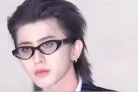 一镜到底 感受下蔡徐坤的长相到底多权威 #蔡徐坤 #娱乐评论大赏