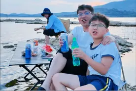 你们多久没父子聊天局了？又是被儿子治愈的一天！孩子需要最多的是陪伴#父子 #游戏 #逆战烧饼哥