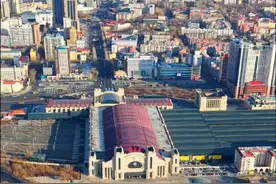 从哈站南广场飞到海城桥，然后飞到北广场，俯瞰松花江畔道里道外南岗。 #哈尔滨 #松花江 #哈站#这是我爱的哈尔滨 #我爱你中国  @抖音短视频视频封面