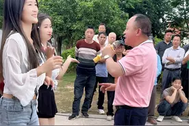 小鹦鹉和湖南小小跳舞好棒#唱出自己的风格才会如此与众不同 #户外唱歌 #爱音乐爱生活视频封面