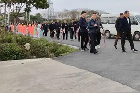 潮汕农村一位老奶奶去世出殡，基督教会全部出动送别，锣鼓仪仗队