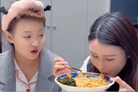 又来嗦臭宝螺蛳粉啦，和女儿一人吃一大碗，真的是太香啦！#臭宝螺蛳粉