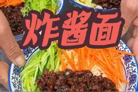 农村午饭真简单，婆婆做家庭版炸酱面，老公说一碗不够吃 #妈呀太香了 #我的乡村生活 #农村生活 #地方特色美食 #炸酱面视频封面