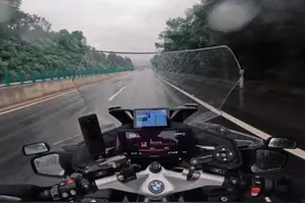 雨天骑行也是别样的感受#摩托车上高速 #第一视角 #雨中的恋人们视频封面