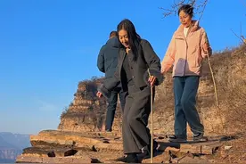 新梯头，别名鲁班天梯，距今已有六百多年的历史，是当地人为上下山方便，历时五年在这太行绝壁处修建了这段承天接地的石梯。如今漫步古道，不得不感叹！导航鲁班生态园自驾可到达，可徒步环线，鲁班豁→一线天→新剃头→老祖庙→黄华神苑。全程15公里左右#户外运动 #爬山 #旅行推荐官 #大自然的鬼斧神工视频封面