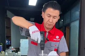 #机油保养 #孚客润滑油 #机油 #润滑油 今天我给大家分享机油调和过程 你一看就能明白  谢谢大家视频封面