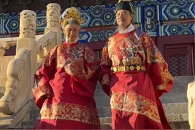 感觉每一步都是历史的厚重感！ #78岁汉服爷爷故宫穿汉服返场 #辰老爷子 #国风合伙人 #故宫 #这个秋天被明制汉服承包了