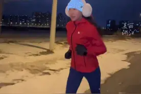 #41岁辣妈跑步9年健身8年 运动家庭两不误，每天早上4点起床跑步，6点回家给孩子做早饭。（供稿：@叭叭姐春春爱运动  记者：屠晨潇）视频封面