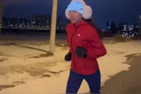 #41岁辣妈跑步9年健身8年 运动家庭两不误，每天早上4点起床跑步，6点回家给孩子做早饭。（供稿：@叭叭姐春春爱运动  记者：屠晨潇）视频封面