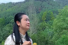 虽已立秋，暑热却未消退，天气依旧炎热难耐。此时，从地里摘下一个冬瓜，熬制一杯冬瓜茶，那可真是清凉又解渴呢。#把家乡的味道分享给大家 #新农人计划2024 #我的乡村生活 #记录真实生活 #我在乡村做美食视频封面