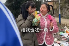 我最快乐的事就是翻垃圾桶 里面真的好多宝藏#农村搞笑段子 #农村孩子的童年 @刘小露 @陈美丽视频封面