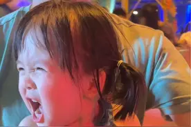 她竟然敢坐旋转茶杯了！还和小羊维维贴贴啦，上京东超市跟#超1亿家庭选维达纸巾 #赵丽颖的羊绒感纸巾 #日常遛娃系列视频封面