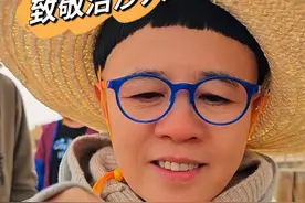 在沙漠上行走就好像踩在水里一样，使不上劲，很累，我和小伙伴们在上沙丘的时候都要互相搀扶，可就是这样的环境下，这些可爱的治沙人一步一步的走上去，一株一株的种下来，造就了我们看到的这大片大片的绿色。希望大家可以看到他们，知道他们，如果可以的话能记住他们。@蚂蚁森林 #新媒体志愿者公益行 #春天种下大美甘肃 #蚂蚁森林春种 #治沙 #大有学问视频封面