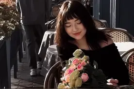 也许你会得到一束花，或许因为你的善良得到更多，给予情感是无价的。#一束鲜花的浪漫永不过时 #给陌生人街头送花 #或许每场相遇都有特定的意义视频封面