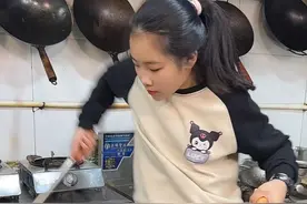 谁能想像出来十三岁小女孩翻锅这么丝滑#懂事的孩子真棒值得表扬视频封面