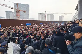 重庆璧铜线轻轨开业运行免费第一天，现场聚集了多少人?视频封面