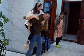 夫妻俩打闹被婆婆撞见，下1秒情商高的老公瞬间化解尴尬局面 #婚后男人真实现状 #夫妻日常视频封面