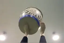 台上一分钟，台下十年功！ 11月9日（发布时间），北京，国家一级演员练习传统杂技日常，网友：第一视角代入感不要太强！#这操作都看傻了 #高难度动作 #第一视角感受传统杂技