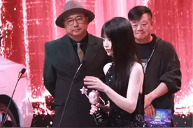 恭喜#田曦薇 荣获#2024爱奇艺尖叫之夜 亚太年度进取演员 小田黑长直绝美！！#向全世界安利 #娱乐圈 #热门视频封面