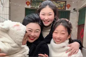 明天孩子们都开学了，今天把二女儿送她奶奶家，从年前放假第一天就把二女儿接城里啦，二女儿这个月收获了九斤从86斤到今天95斤刚好一个月，过年我带孩子们回娘家，俺娘家村上人见了都说二女儿又白了又胖了长的越来越俊啦，也越来越像我啦😄个子也快赶上老大啦……也有很多姐妹们问我为什么不把二女带身边上学，问我是不是偏心？二女儿今年上六年了中途没给转怕影响孩子学习，下半孩子上初中一年级，学校都安排好了给大女儿一个学校，虽然二闺女不是我亲生？我也不完美，但我对的起自己的良心，更对得起妈妈这个称呼#娘几个的快乐生活 #妈妈的小棉袄视频封面