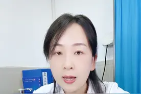 堵奶自救大法，要是硬的像石头可以这么处理 堵奶、涨奶怎么办？可以学会这套手排奶方法，自己在家也可以疏通缓解。操作简单，人人都学得会✅ 有一个注意要和大家强调‼️如果你的乳房已经出现发红、肿胀到不碰都痛，甚至你已经开始发烧🤒，一定要及时就医！ 【仅为知识科普，不含任何形式的商业推广，纯绿色无广，不涉及医疗保健功能，仅供参考，效果因人而异】 #抖出健康知识宝藏 #堵奶 #哺乳期 #母乳 #新手妈妈视频封面