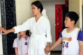 我的嗓子哑的一句话也说不出来了，昨晚上他说他看到我这样很心疼，以后不会再跟我吵了，我不知道这句话听了多少遍，所有的关系都是相互的，你给我颗糖我还你个蛋糕，如若不成那我就先做好自己，昨晚上还是分房睡了，早上起来我还是照常忙起来，我是我自己，其次才是孩子的妈妈，离婚估计是不可能了，跟谁过都是柴米油盐，婚姻让女人学会了两条技能：一是有泪自己擦，二是心累自己扛……#我的生活日记 #婚后生活