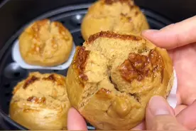 新手也能一次成功的红糖开花馒头～松软细腻，个个开花～ 我都能做成功的比例和方法，姐妹们就放心大胆的做吧。建议早上做啊，别晚上做。早上忍不住吃多了没关系，中午晚上少吃点儿就行，晚上吃多了，这一天可就没法儿调整了……#早餐 #红糖馒头 #日常做饭 #生活化减脂 #减脂期