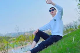 草地试试这样拍 看到草地，教你一个人怎么轻松给自己自拍美照#草地拍照 #自拍技巧#手机摄影