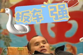 河南周口，一名47岁瘫痪男子躺在板车上养鹅挣钱