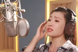 这首歌在《天赐的声音》被弦子和姚晓棠演绎的非常有争议，有人说姚唱的很痛苦，弦子很轻松，但是她们俩的声音我都好喜欢。所以爱上这首歌#天赐的声音 #会开花的云视频封面